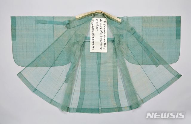 [대구=뉴시스]이지연 기자 = 조선시대 영조왕의 도포(道袍). (사진=국립대구박물관 제공) 2020.10.04. photo@newsis.com