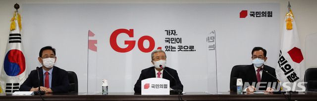 [서울=뉴시스] 김선웅 기자 = 김종인 국민의힘 비상대책위원장이 4일 오전 서울 여의도 중앙당사에서 열린 비상대책위원회의에서 발언하고 있다. (공동취재사진) 2020.10.05.  photo@newsis.com