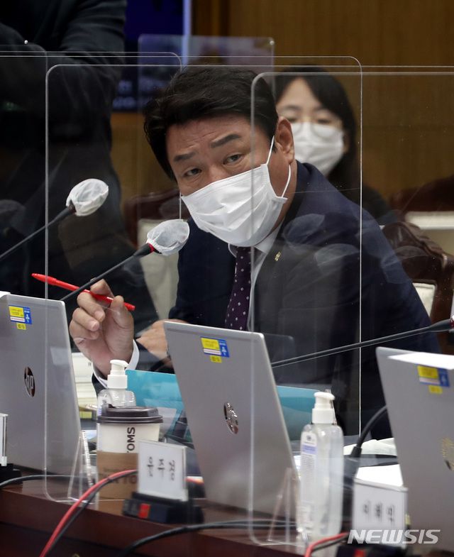 [서울=뉴시스]국민의힘 강대식 의원이 국방부 국정감사에서 질의를 하고 있다. 2020.10.07. (제공=국방일보) photo@newsis.com