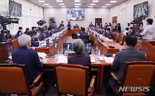 [서울=뉴시스] 김선웅 기자 = 강경화 (가운데)외교부 장관이 7일 오전 서울 여의도 국회에서 열린 외교통일위원회의 외교부에 대한 국정감사에 출석해 의원들 의사진행발언을 경청하고 있다. (공동취재사진) 2020.10.07. photo@newsis.com