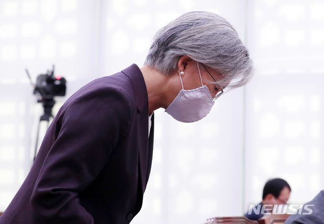 [서울=뉴시스] 김선웅 기자 = 강경화 외교부 장관이 7일 오전 서울 여의도 국회에서 열린 외교통일위원회의 외교부에 대한 국정감사에 출석해 업무보고를 마치고 고개숙여 인사를 하고 있다. (공동취재사진) 2020.10.07. photo@newsis.com