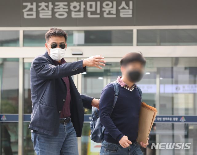 [서울=뉴시스] 조수정 기자 = 추미애 법무부 장관 아들 서모씨 '휴가 미복귀 의혹'을 제기했던 카투사 당직사병 현모(오른쪽)씨가 지난 10월12일 오후 서울 송파구 서울동부지방검찰청에서 추 장관 등을 명예훼손 혐의로 검찰에 고소, 소장을 접수하기 위해 김영수 국방권익연구소장과 함께 입구로 들어서고 있다. 2020.10.12.  chocrystal@newsis.com