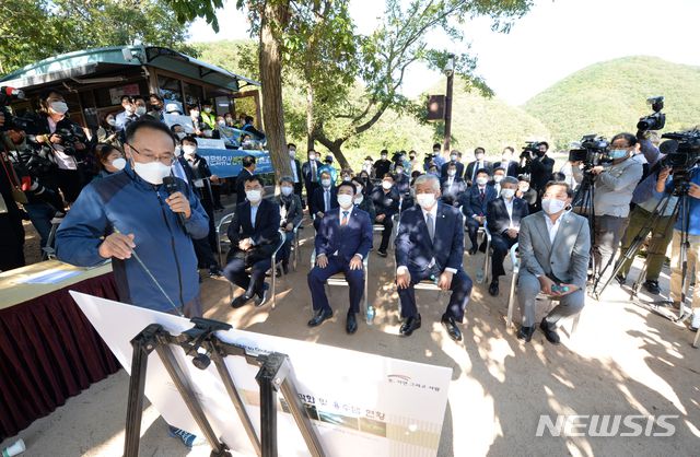 [울산=뉴시스] 배병수 기자 = 국회 문화체육관광위원회 소속 국회의원들이 국정감사를 위해 13일 오후 울산시 울주군 언양읍 대곡리 반구대암각화를 방문, 시 관계자로부터 암각화에 대한 설명을 듣고 있다. 2020.10.13.  bbs@newsis.com