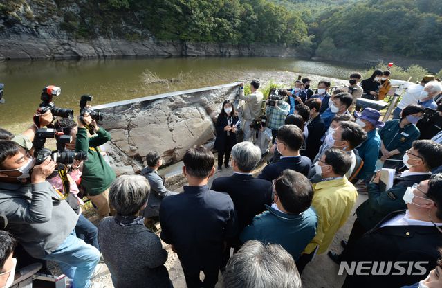 [울산=뉴시스] 배병수 기자 = 국회 문화체육관광위원회 소속 국회의원들이 국정감사를 위해 13일 오후 울산시 울주군 언양읍 대곡리 반구대암각화를 방문, 시 관계자로부터 암각화에 대한 설명을 듣고 있다. 2020.10.13.  bbs@newsis.com