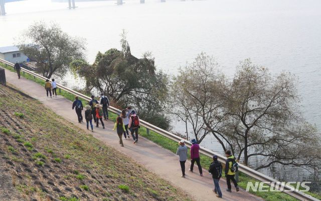 한가로이 물소리길을 걷는 사람들.