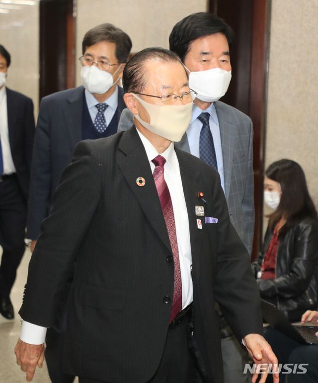 [서울=뉴시스] 김진아 기자 = 일한의원연맹의 가와무라 다케오 간사장이 18일 오후 국회에서 이낙연 더불어민주당 대표와 비공개 면담을 하기 위해 김진표 한일의원연맹 회장의 안내를 받아 당대표실로 향하고 있다. (공동취재사진) 2020.10.18.  photo@newsis.com