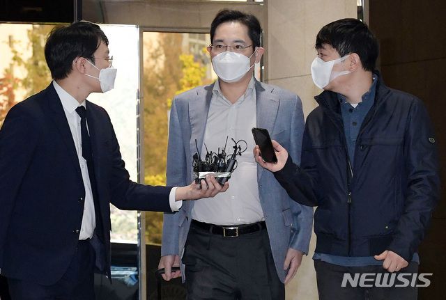 [서울=뉴시스] 박미소 기자 = 이재용 삼성전자 부회장이 응우옌 쑤언 푹 베트남 총리와의 면담에 참석하기 위해 19일 오후 서울 강서구 서울김포비즈니스항공센터(SGBAC)를 통해 베트남으로 출국하고 있다.(공동취재사진) 2020.10.19.  photo@newsis.com