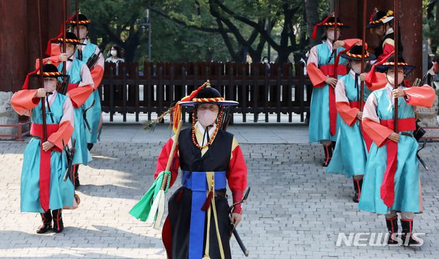 [서울=뉴시스] 고범준 기자 = 20일 오후 서울 중구 덕수궁 대한문 앞에서 신종 코로나바이러스 감염증(코로나19) 확산 여파로 중단됐던 수문장 교대의식이 진행되고 있다. 2020.10.20. bjko@newsis.com