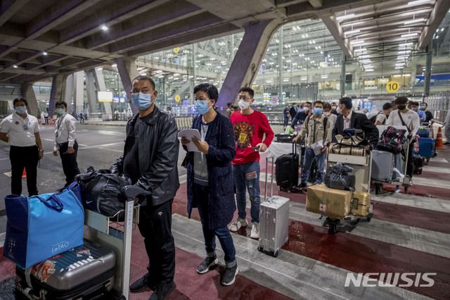 [방콕=AP/뉴시스]20일(현지시간) 태국 방콕의 쑤완나품 국제공항에 특별 관광비자(STV)로 입국한 상하이 관광객들이 방역 절차를 기다리고 있다. 태국은 코로나19 사태로 일반 여행객의 입국을 금지한 이래 7개월 만에 처음으로 중국인 관광객을 받았다. 관광객들은 공항에서 코로나19 검사를 받고 위치 파악 애플리케이션 설치를 마친 뒤 방콕에서 14일간의 격리에 들어간다. 2020.10.21.