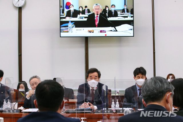 [서울=뉴시스] 김진아 기자 = 남관표 주일대사가 21일 오전 서울 여의도 국회에서 열린 외교통일위원회의 주일대사관, 주중대사관에 대한 화상 국정감사에서 의원들의 질문에 답변하고 있다. (공동취재사진) 2020.10.21.   photo@newsis.com