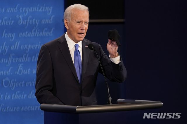 [내슈빌=AP/뉴시스]조 바이든 민주당 대선 후보가 지난 2020년 10월22일(현지시간) 미 테네시주 내슈빌의 벨몬트대에서 열린 도널드 트럼프 대통령과의 미 대선 최종 토론 중 마스크를 들고 발언하고 있다. 2024.06.22.