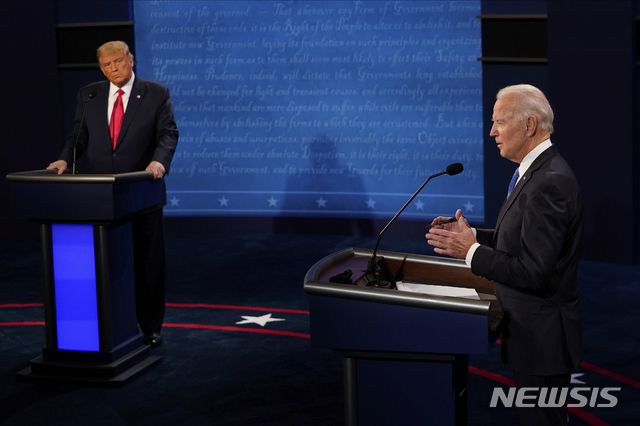[내슈빌=AP/뉴시스]도널드 트럼프(왼쪽) 미국 대통령이 22일(현지시간) 미 테네시주 내슈빌의 벨몬트대에서 조 바이든 민주당 후보와 미 대선 최종 토론을 하고 있다. 2020.10.23.