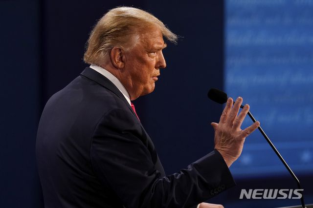 [내슈빌=AP/뉴시스]도널드 트럼프 대통령이 지난 2020년 10월22일(현지시간) 미 테네시주 내슈빌의 벨몬트대에서 열린 조 바이든 민주당 대선 후보와의 미 대선 최종 토론 중 질문에 답하고 있다. 2024.06.22.