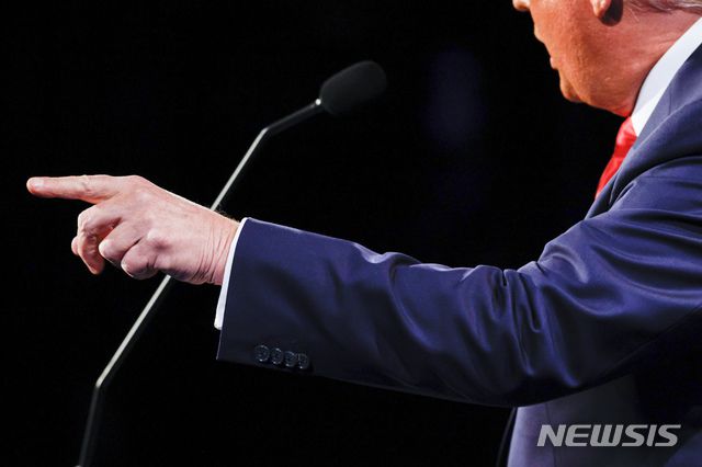 [내슈빌=AP/뉴시스]도널드 트럼프 미국 대통령이 22일(현지시간) 미 테네시주 내슈빌의 벨몬트대에서 열린 조 바이든 민주당 후보와의 대선 최종 토론 중 발언하고 있다. 2020.10.23.