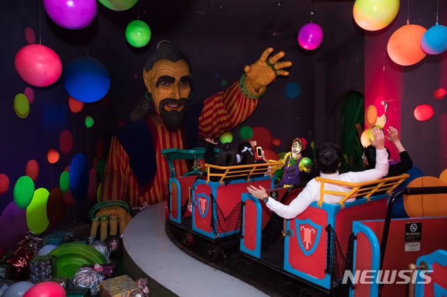 [서울=뉴시스]롯데월드 어드벤처 '할로윈 위크'의 '좀비 트레인: 피에로의 저주'