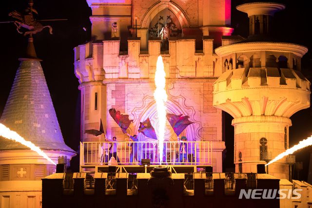 [서울=뉴시스]롯데월드 어드벤처 '할로윈 위크'의 '캐슬 좀비M'