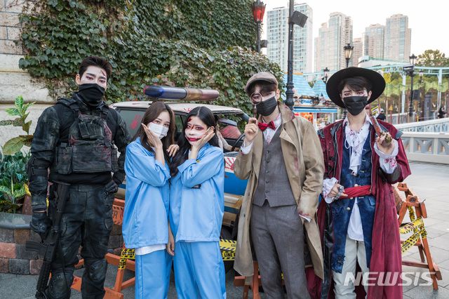 [서울=뉴시스]롯데월드 어드벤처 '할로윈 위크'의 '할로윈 스페셜 그리팅'