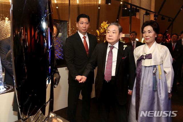 [서울=뉴시스]박주성 기자 = 이건희 삼성그룹 회장이 25일 별세했다. 향년 78세. 이건희 회장은 1942년 1월9일 대구에서 고 호암 이병철 삼성그룹 창업주의 셋째 아들로 태어나 이병철 회장이 타계한 이후 1987년 12월 삼성그룹 회장 자리에 올랐다. 이후 반도체 사업 등을 잇달아 성공시키며 글로벌 무대에선 다소 뒤처지던 삼성전자를 명실상부한 세계 초일류 기업으로 키워냈다. 사진은 2013년 신경영 20주년 만찬 사진. (사진=삼성전자 제공). 2020.10.25.  photo@newsis.com