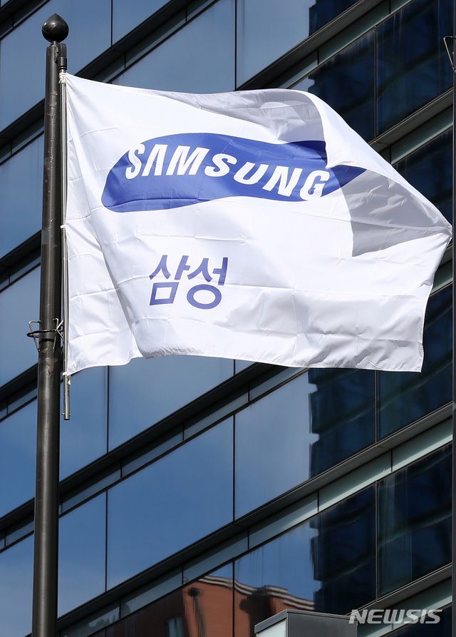 [서울=뉴시스] 이영환 기자 = 이건희 삼성전자 회장이 별세한 25일 오후 서울 서초구 삼성전자 서초사옥에 삼성전자 깃발이 펄럭이고 있다. 이건희 삼성전자 회장은 지난 2014년 급성 심근경색으로 삼성서울병원에 입원 후 6년간의 투병끝에 향년 78세로 별세했다.  2020.10.25. 20hwan@newsis.com