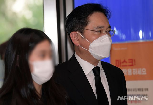 [서울=뉴시스] 고범준 기자 = 이건희 삼성그룹 회장이 별세한 25일 이재용 삼성전자 부회장과 딸 이원주 양이 이 회장의 빈소가 마련된 서울 강남구 삼성서울병원 장례식장에 들어서고 있다. (공동취재사진) 2020.10.25. photo@newsis.com