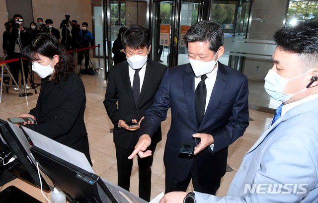 [서울=뉴시스] 고범준 기자 = 이건희 삼성그룹 회장이 별세한 25일 서울 강남구 삼성서울병원 장례식장에 마련된 이 회장의 빈소에 정몽윤 현대해상 회장과 정몽규 HDC 회장이 들어서고 있다. (공동취재사진) 2020.10.25. photo@newsis.com