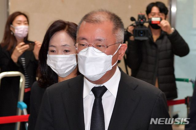 [서울=뉴시스]사진공동취재단 = 정의선 현대차그룹회장이 26일 오전 고 이건희 삼성그룹 회장 빈소가 마련된 서울 강남구 삼성서울병원 장례식장에 들어서고 있다. 2020.10.26. photo@newsis.com