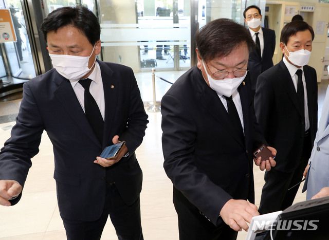 [서울=뉴시스]사진공동취재단 = 더불어민주당 김태년(오른쪽) 원내대표와 김영진 원내수석부대표가 26일 고 이건희 삼성그룹 회장 빈소가 마련된 서울 강남구 삼성서울병원 장례식장에 들어서며 전자출입명부(QR코드)기기를 이용해 출입증을 발급받고 있다. 2020.10.26. photo@newsis.com