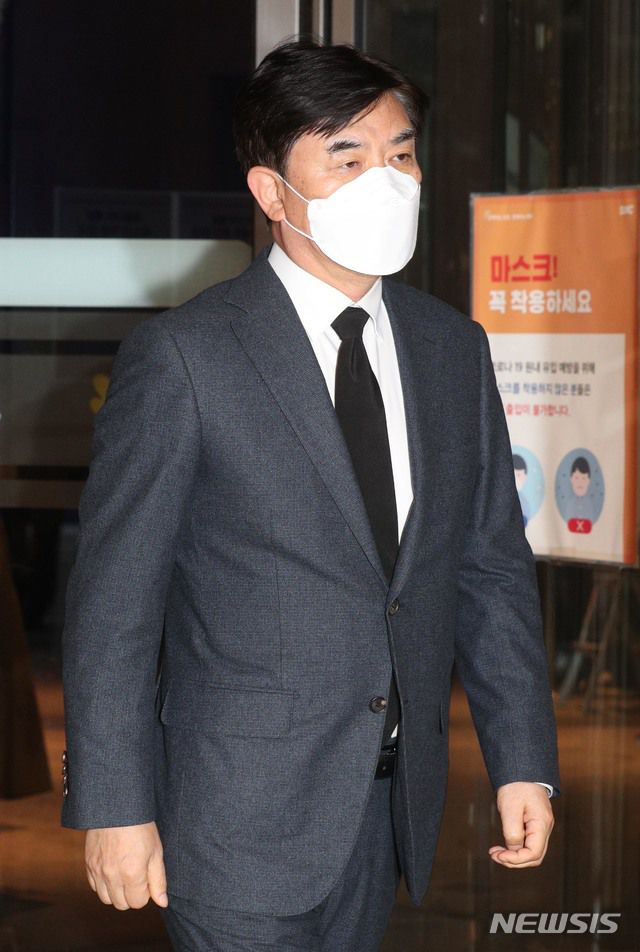 [서울=뉴시스] 사진공동취재단 = 26일 저녁 김현석 삼성전자 CE부문 대표이사 사장이 고 이건희 삼성그룹 회장 빈소가 마련된 서울 강남구 서울삼성병원 장례식장에 들어서고 있다. 2020. 10. 26. photo@newsis.com