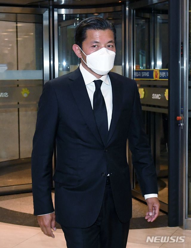 [서울=뉴시스] 사진공동취재단 = 26일 서울 강남구 삼성서울병원에 마련된 故 이건희 삼성 회장 빈소에서 홍정욱 올가니카 회장이 조문을 위해 들어서고 있다. 2020.10.26.photo@newsis.com