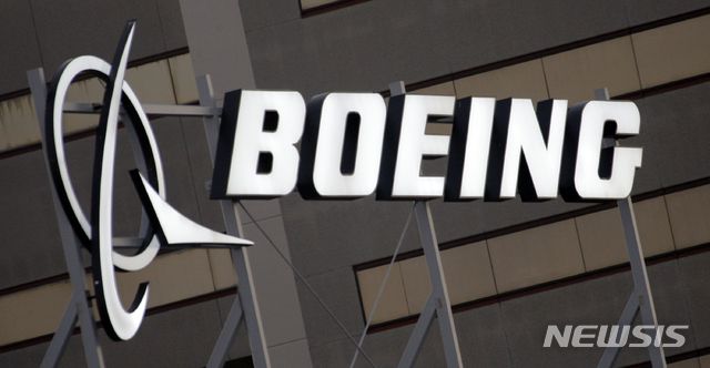 [엘세군도=AP/뉴시스]??중국이 대미 보복 조치의 일환으로 자국 항공사에 미국 보잉사 항공기 인도를 중단하라는 명령을 내렸다는 주장이 제기됐다. 사진은로스앤젤레스 엘세군도 보잉회사 건물에 설치된 회사 로고. 2025.04.16