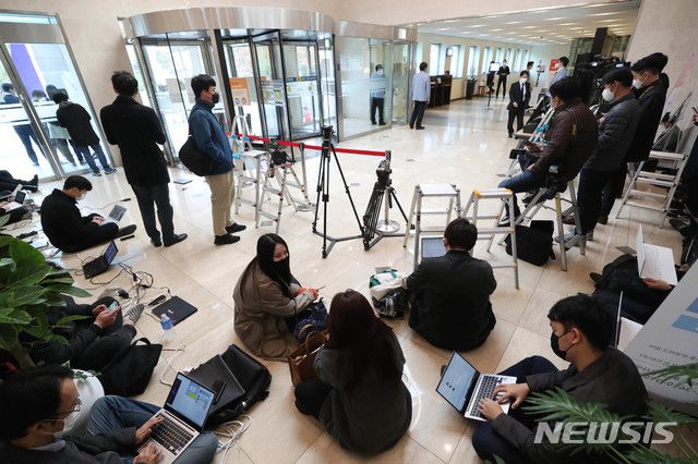 [서울=뉴시스] 사진공동취재단 = 기자들이 27일 오전 고 이건희 삼성그룹 회장의 빈소가 마련된 서울 강남구 서울삼성병원 장례식장에서 취재를 위해 대기하고 있다. 2020.10.27. photo@newsis.com