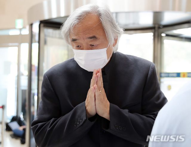 [서울=뉴시스] 박미소 기자 = 백건우 피아니스트가 27일 오후 고 이건희 삼성그룹 회장의 빈소가 마련된 서울 강남구 서울삼성병원 장례식장에 들어서고 있다. 2020.10.27.  misocamera@newsis.com