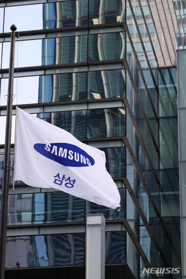 [서울=뉴시스] 사진공동취재단 = 고 이건희 삼성그룹 회장의 발인이 엄수된 28일 서울 서초구 삼성전자 서초사옥에 조기가 걸려있다. 2020.10.28.  photo@newsis.com