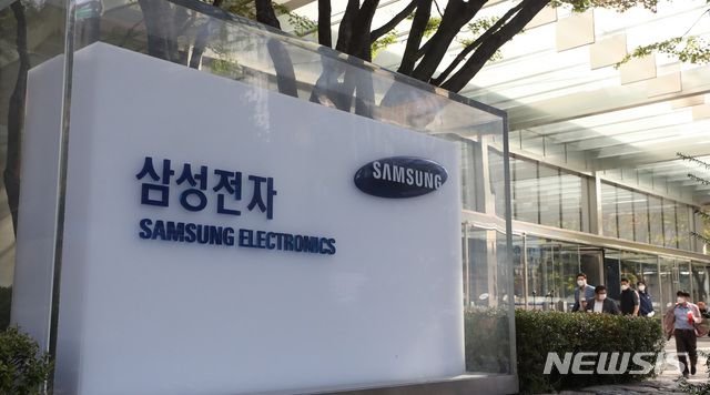 [서울=뉴시스] 조수정 기자 = 삼성전자가 29일 3·4분기 매출 66.96조원, 영업이익 12.35조원을 기록했다고 발표했다. 사진은 29일 서울 서초동 삼성사옥. 2020.10.29.  chocrystal@newsis.com