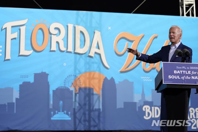 [탬파=AP/뉴시스]조 바이든 미 민주당 대선 후보가 29일(현지시간) 플로리다주 탬파의 플로리다주 박람회장에서 열린 드라이브인 집회에서 연설하고 있다. 바이든 후보는 핵심 경합주인 플로리다를 찾아 "플로리다를 파랗게(민주당) 만들어달라"라고 지지를 호소했다. 2020.10.30.