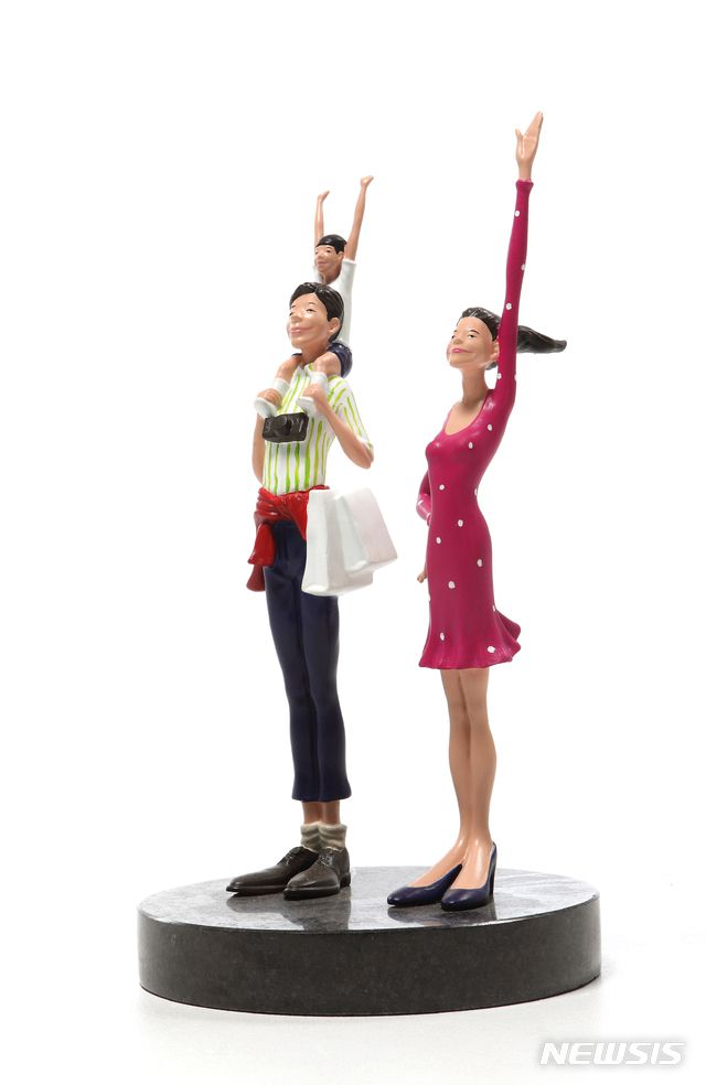 [서울=뉴시스]2020마니프_김경민, Hi II, 20x20x41㎝(Ed.100),  Acrylic on bronze, 2015. 200만원.(사진=MANIF 제공)2020.11.02 photo@newsis.com