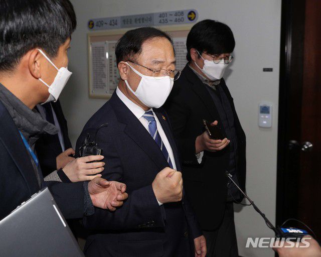 [서울=뉴시스] 전진환 기자 = 홍남기 경제부총리 겸 기획재정부 장관이 3일 오후 서울 여의도 국회에서 열린 기획재정위원회 전체회의를 마친 후 회의장을 나서고 있다. 홍 부총리는 주식 양도소득세 부과 대주주 요건 강화를 둘러싼 논란에 대한 책임을 지고 사의를 표명했다고 밝혔다. (공동취재사진) 2020.11.03. photo@newsis.com