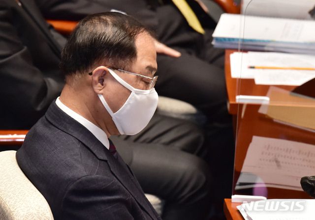 [서울=뉴시스] 김진아 기자 = 홍남기 경제부총리 겸 기획재정부 장관이 4일 서울 여의도 국회에서 열린 2021년도 정부 예산안 관련 예산결산특별위원회 전체회의에서 추경호 국민의힘 간사의 사의 표명 관련 의사진행발언에 고개를 숙이고 있다. (공동취재사진) 2020.11.04.  photo@newsis.com