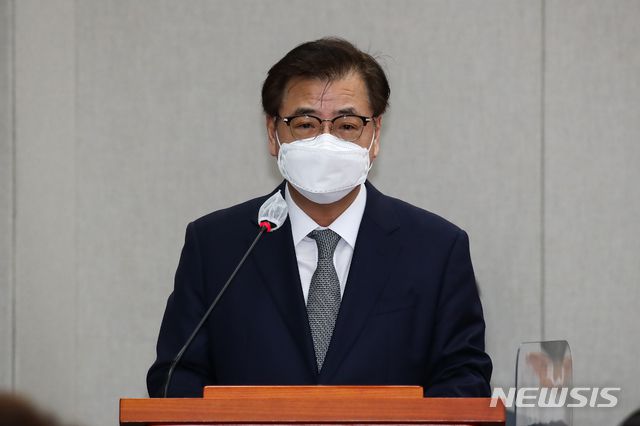 [서울=뉴시스] 전진환 기자 = 서훈 국가안보실장이 4일 오전 국회에서 열린 운영위원회 청와대 대통령비서실, 국가안보실, 대통령경호처에 대한 국정감사에서 업무보고 하고 있다.  (공동취재사진) 2020.11.04.photo@newsis.com