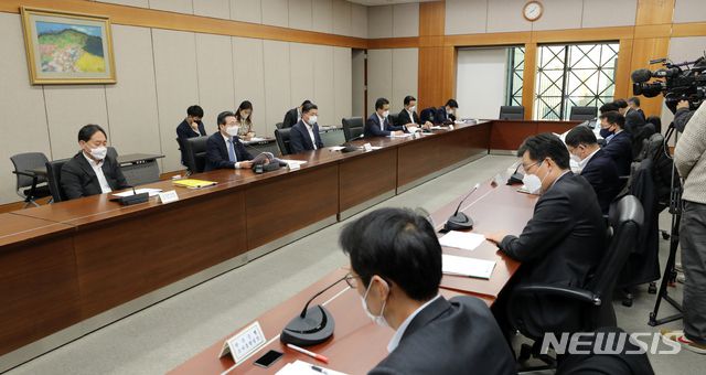 [서울=뉴시스] 고범준 기자 = 김용범 기획재정부 제1차관이 5일 오전 서울 영등포구 KDB산업은행 별관에서 열린 '거시경제 금융회의'에 참석해 발언하고 있다. 2020.11.05. bjko@newsis.com