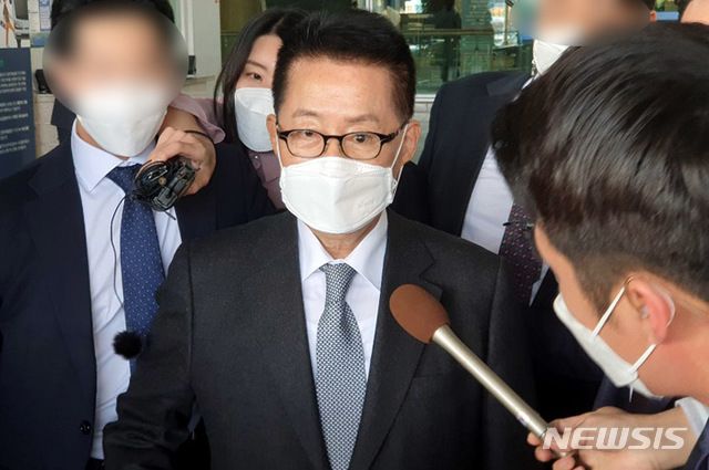 [인천공항=뉴시스]홍찬선 기자 =일본 스가 총리를 만나고 돌아온 박지원 국정원장이 11일 오후 인천공항을 통해 귀국하고 있다. 2020.11.11.  mania@newsis.com