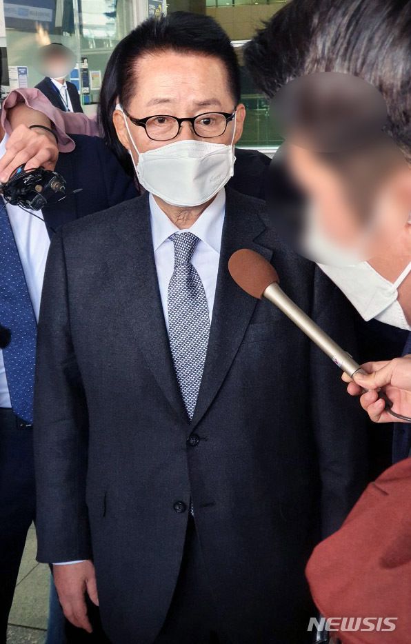 [인천공항=뉴시스]홍찬선 기자 =일본 스가 총리를 만나고 돌아온 박지원 국정원장이 11일 오후 인천공항을 통해 귀국하고 있다. 2020.11.11.  mania@newsis.com