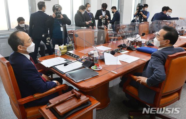 [서울=뉴시스]김선웅 기자 = 추경호 예결특위 결산심사소위원장과 박홍근 더불어민주당 간사가 12일 국회에서 열린 국회 예산결산특별위원회 결산심사소위원회에서 대화를 나누고 있다. (공동취재사진) 2020.11.12. photo@newsis.com