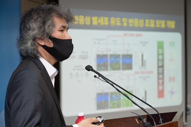 [서울=뉴시스] 이창준 기초과학연구원(IBS) 인지 및 사회성 연구단장이 '치매의 원인인 중증 반응성 별세포에 의한 신경세포 사멸기작 규명 성공' 브리핑을 하고 있다.