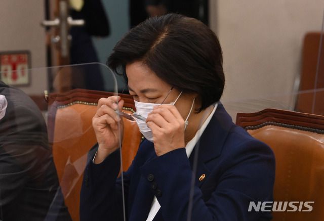 [서울=뉴시스] 전진환 기자 = 추미애 법무부장관이 16일 오전 서울 여의도 국회에서 열린 법제사법위원회 전체회의에 출석해 안경을 끼고 있다.   (공동취재사진) 2020.11.16.photo@newsis.com