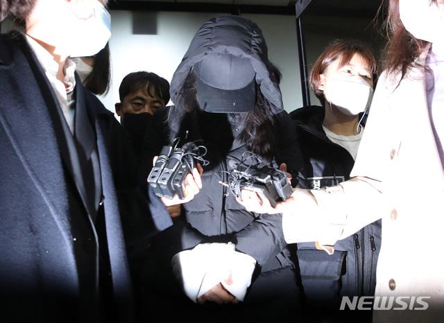[서울=뉴시스]김병문 기자 = 16개월 입양 아동 정인이를 학대한 혐의로 구속된 입양모 장모씨가 지난해 11월19일 오전 서울 양천경찰서에서 검찰로 송치되고 있다. 2020.11.19. dadazon@newsis.com