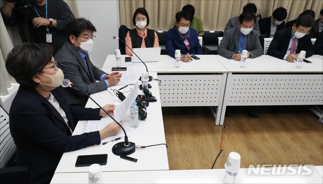 [서울=뉴시스] 조수정 기자 = 이혜훈 전 국민의힘 의원이 19일 오후 서울 마포구 마포현대빌딩에서 열린 '더 좋은 세상으로(마포포럼)' 정례세미나에서 서울시장 선거 출마 선언과 함께 정책 공약 구상을 밝히고 있다. (공동취재사진) 2020.11.19.  photo@newsis.com