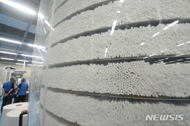 [대전=뉴시스] 지난 2020년 11월 20일 대전 대덕구 신탄진 KT&G 담배 제조 공장에서 직원들이 이야기를 나누고 있다. (사진=뉴시스DB). 2025.05.22. photo@newsis.com