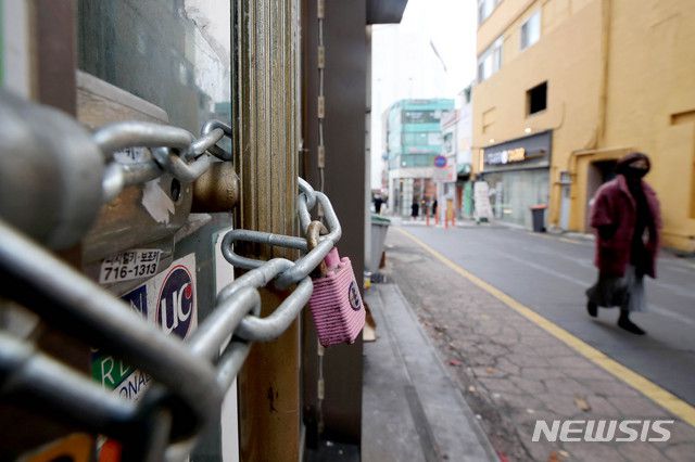 [서울=뉴시스] 김병문 기자 = 서울 서대문구 신촌 거리의 한 폐업한 상점 손잡이에 자물쇠가 걸려 있다. 2020.11.20. dadazon@newsis.com 이 사진은 기사 내용과 직접적 관련 없음