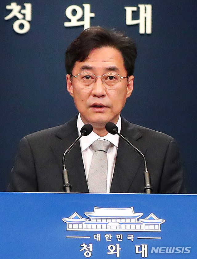 [서울=뉴시스]추상철 기자 = 강민석 청와대 대변인이 23일 오전 청와대 춘추관 대브리핑룸에서 G20 정상회의 결과와 문재인 대통령의 연차 휴가 등과 관련 브리핑을 하고 있다. 2020.11.23.   scchoo@newsis.com